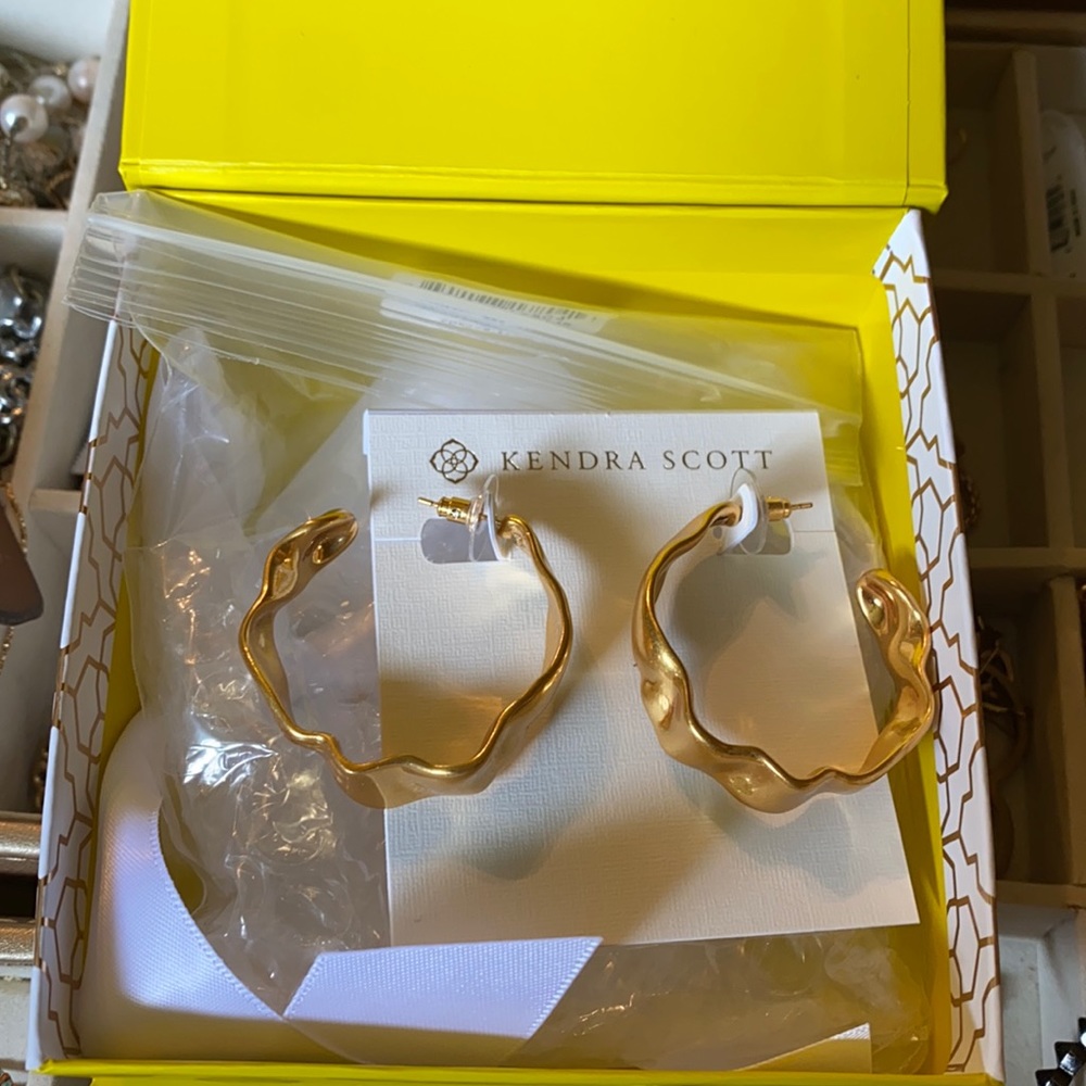 New, never worn Kendra Scott HOLLAND HOOP